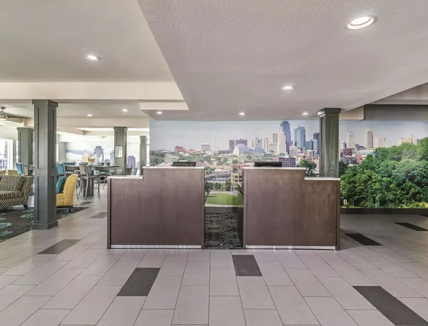 La Quinta Inn & Suites by Wyndham Kansas City Airport hotel detail image 3