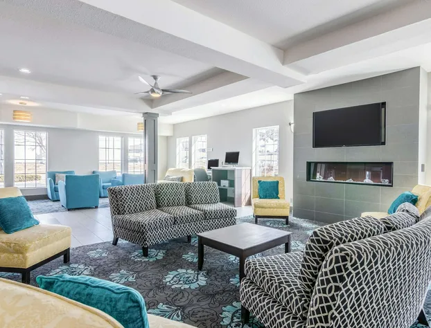 La Quinta Inn & Suites by Wyndham Kansas City Airport hotel detail image 4