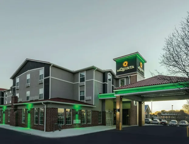 La Quinta Inn & Suites by Wyndham Kansas City Airport hotel detail image 1