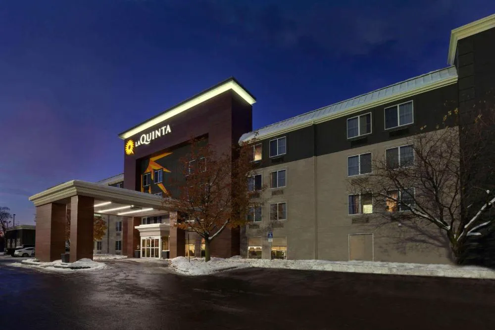 La Quinta Inn & Suites by Wyndham Detroit Utica hotel hero