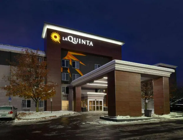 La Quinta Inn & Suites by Wyndham Detroit Utica hotel detail image 2