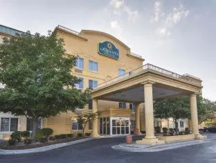 La Quinta Inn & Suites by Wyndham Detroit Utica hotel detail image 1