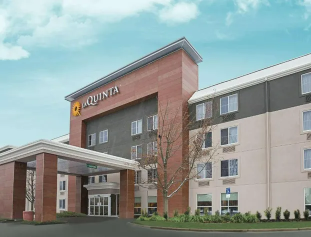 La Quinta Inn & Suites by Wyndham Detroit Utica hotel detail image 3