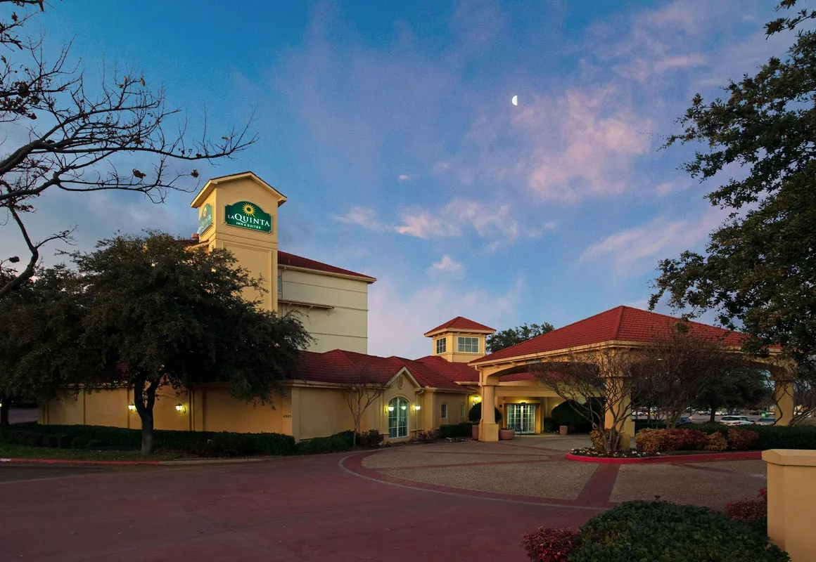 La Quinta Inn & Suites by Wyndham Dallas Arlington South hotel hero