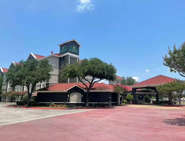La Quinta Inn & Suites by Wyndham Dallas Arlington South hotel detail image 2