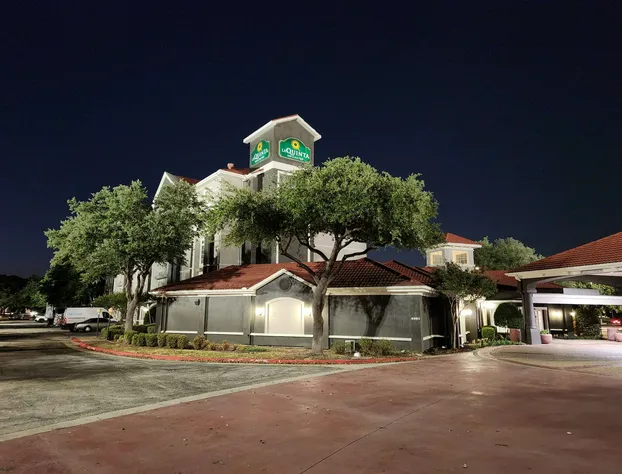 La Quinta Inn & Suites by Wyndham Dallas Arlington South hotel detail image 3