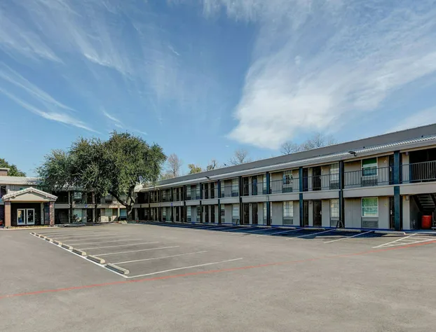 La Quinta Inn by Wyndham Dallas Uptown hotel detail image 4