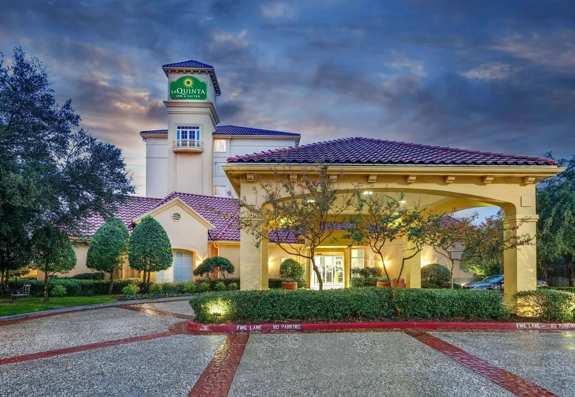 La Quinta Inn & Suites by Wyndham Dallas North Central hotel hero