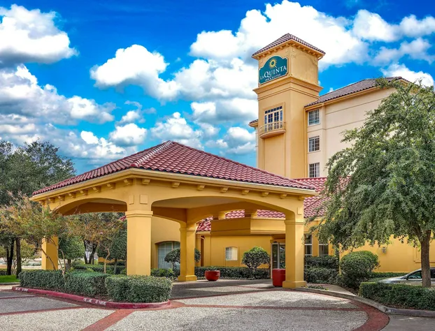 La Quinta Inn & Suites by Wyndham Dallas North Central hotel detail image 2