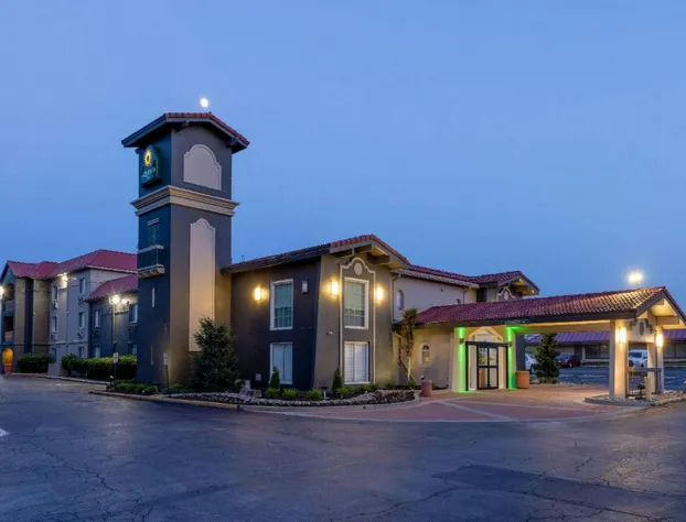 La Quinta Inn by Wyndham Kansas City Lenexa hotel detail image 1