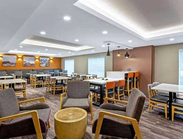La Quinta Inn & Suites by Wyndham San Francisco Airport N hotel detail image 4