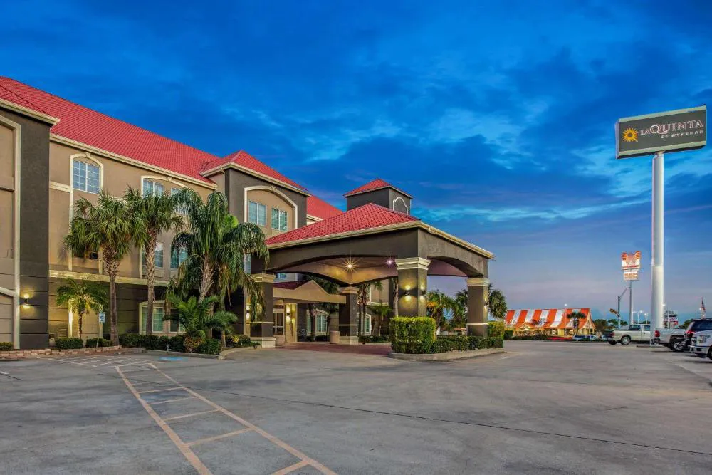 La Quinta Inn & Suites by Wyndham Corpus Christi Airport hotel hero