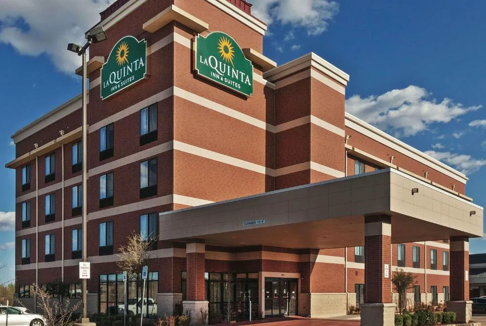 La Quinta Inn & Suites by Wyndham Edmond hotel hero