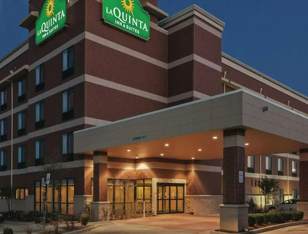 La Quinta Inn & Suites by Wyndham Edmond hotel detail image 1