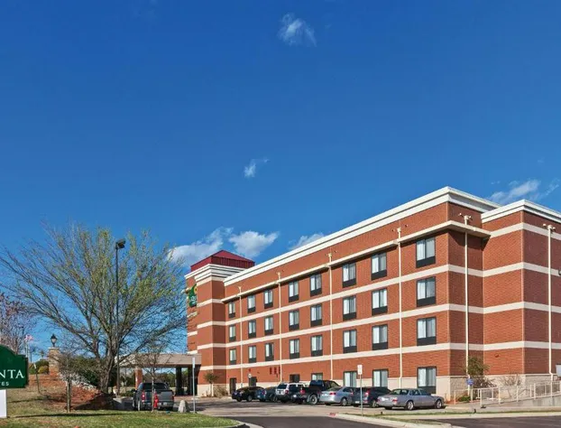 La Quinta Inn & Suites by Wyndham Edmond hotel detail image 2