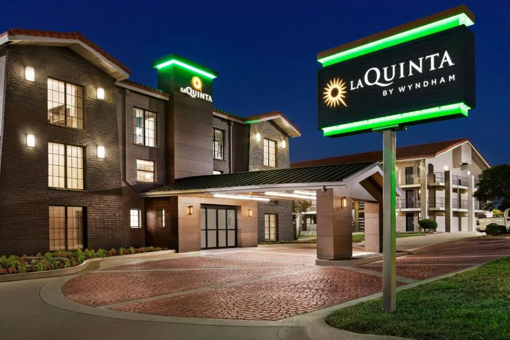 La Quinta Inn by Wyndham Temple hotel hero