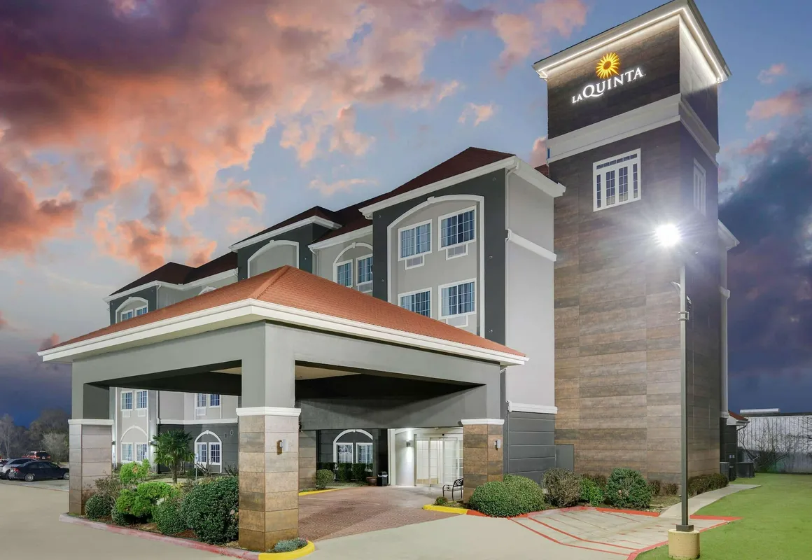 La Quinta Inn & Suites by Wyndham Paris hotel hero