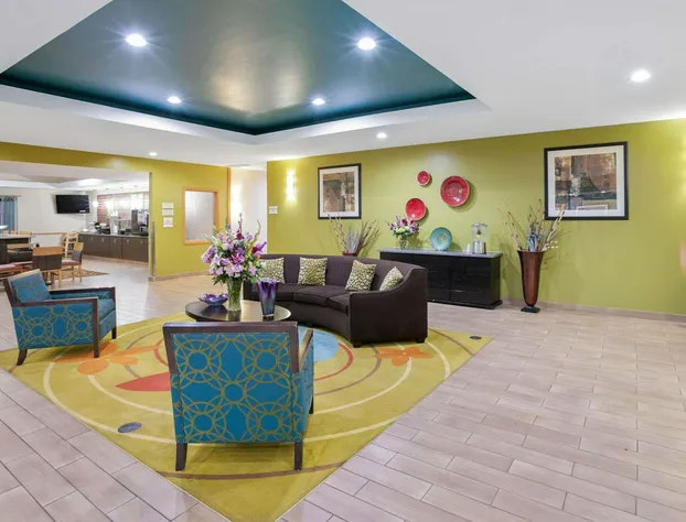 La Quinta Inn & Suites by Wyndham Paris hotel detail image 4