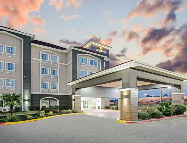 La Quinta Inn & Suites by Wyndham Paris hotel detail image 1