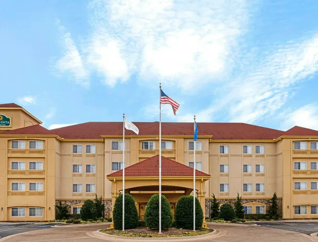 La Quinta Inn & Suites by Wyndham Stillwater-University Area hotel detail image 1