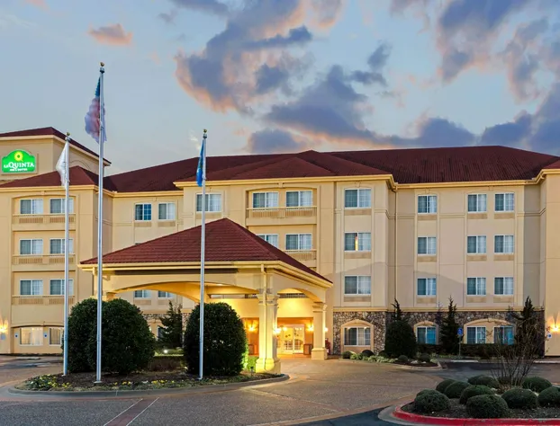 La Quinta Inn & Suites by Wyndham Stillwater-University Area hotel detail image 1