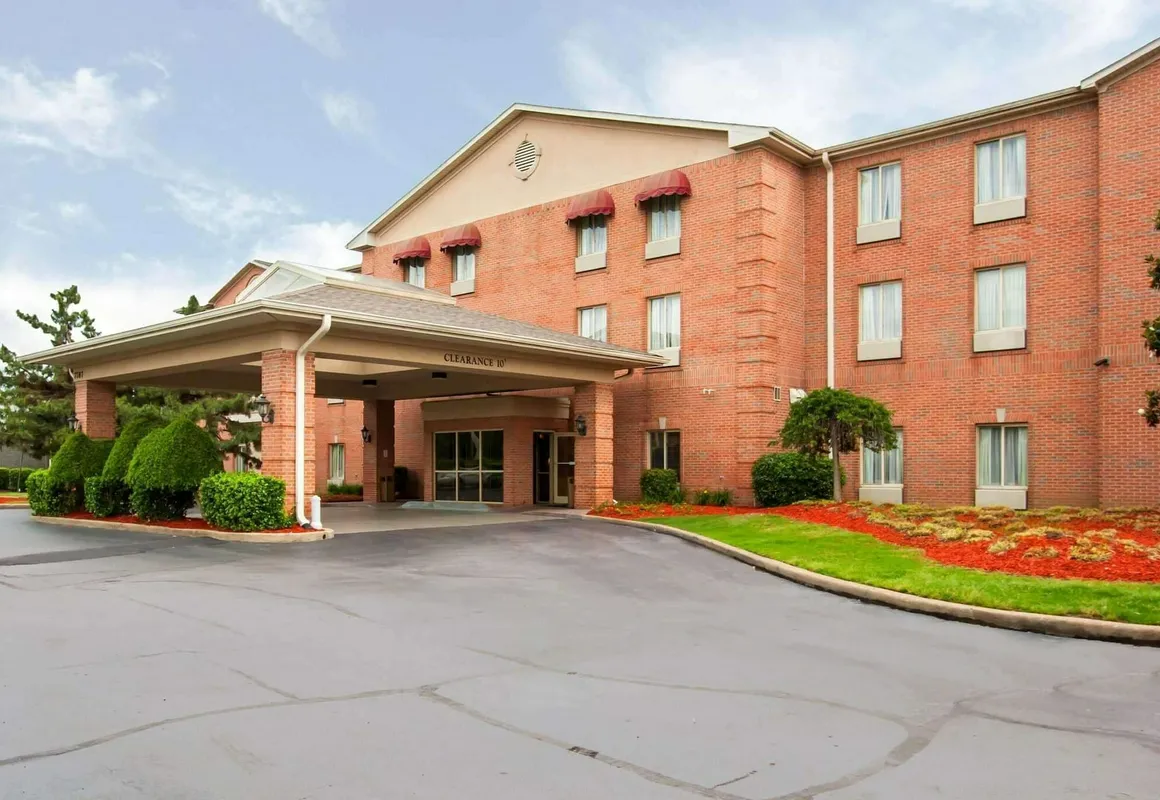 Quality Inn & Suites Germantown North hotel hero