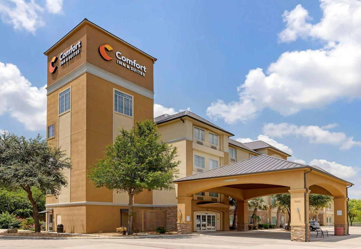 Comfort Inn & Suites Near Six Flags & Medical Center hotel hero