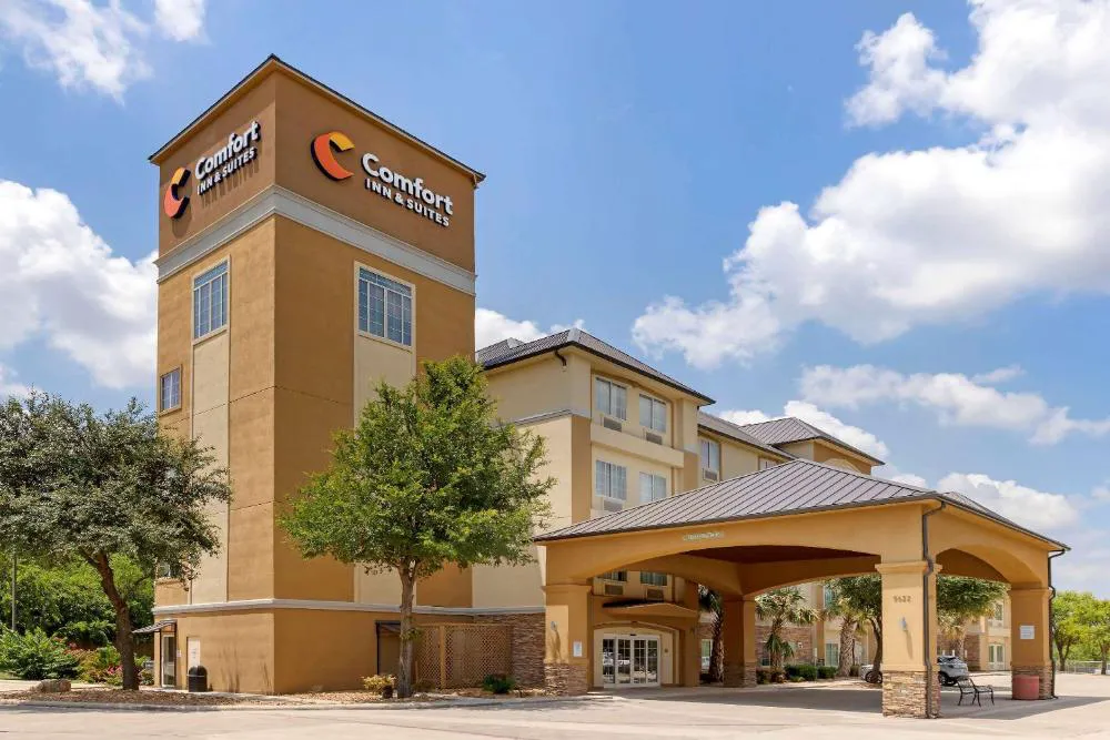 Comfort Inn & Suites Near Six Flags & Medical Center hotel hero