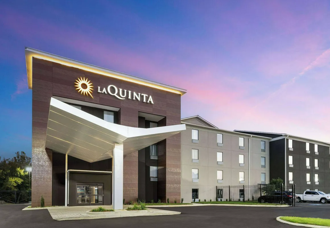 La Quinta Inn & Suites by Wyndham Memphis I-240 hotel hero