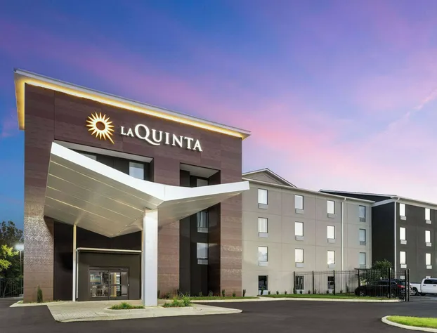 La Quinta Inn & Suites by Wyndham Memphis I-240 hotel detail image 1