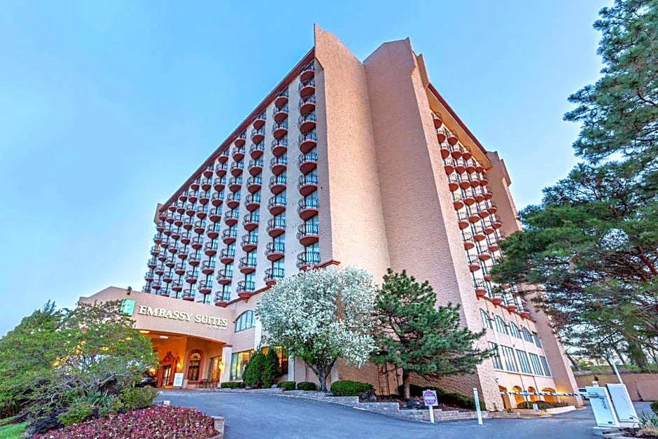 Embassy Suites by Hilton Kansas City Plaza hotel hero