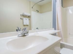 Microtel Inn & Suites By Wyndham Kansas City Airport hotel detail image 2