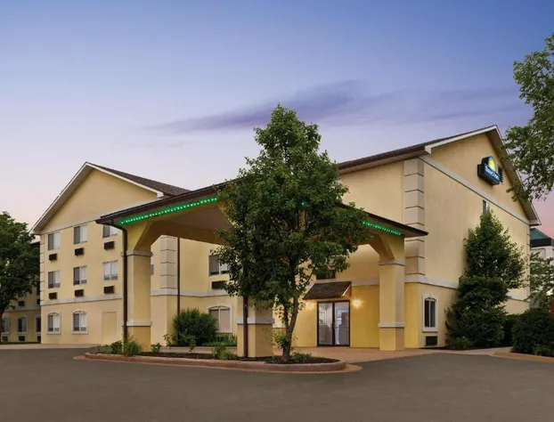 Days Inn by Wyndham Kansas City International Airport hotel detail image 1