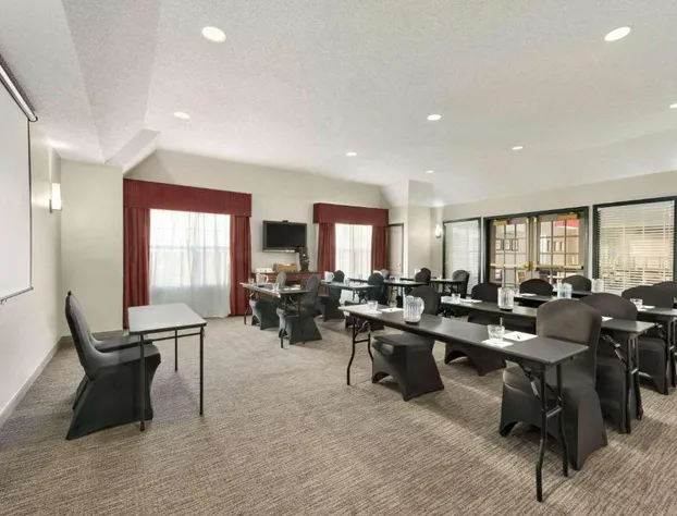 Country Inn & Suites by Radisson, Kansas City at Village West, KS hotel detail image 2