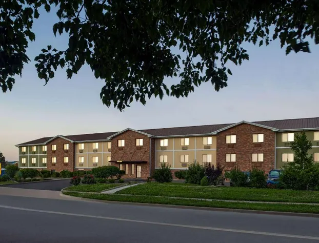 Super 8 by Wyndham Lenexa Overland Park/Mall Area hotel detail image 1