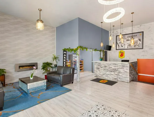 Super 8 by Wyndham Lenexa Overland Park/Mall Area hotel detail image 3