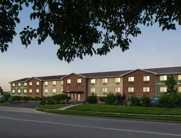 Super 8 by Wyndham Lenexa Overland Park/Mall Area hotel detail image 1