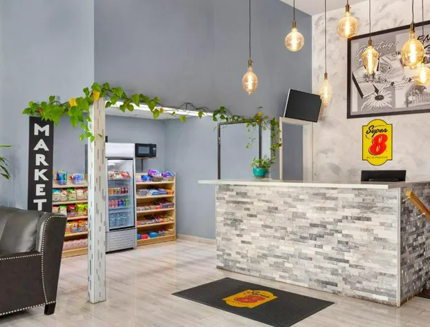 Super 8 by Wyndham Lenexa Overland Park/Mall Area hotel detail image 2