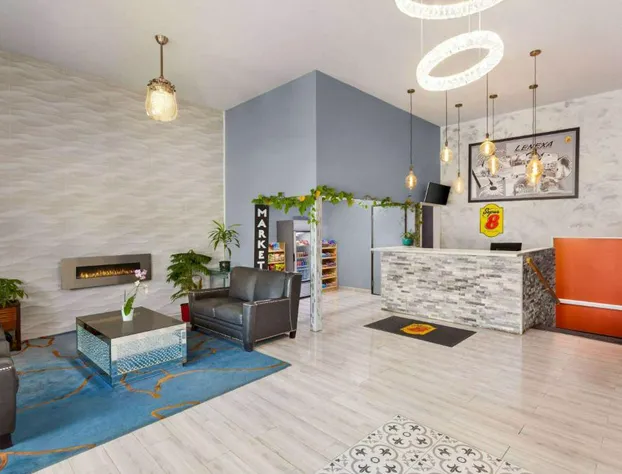 Super 8 by Wyndham Lenexa Overland Park/Mall Area hotel detail image 3