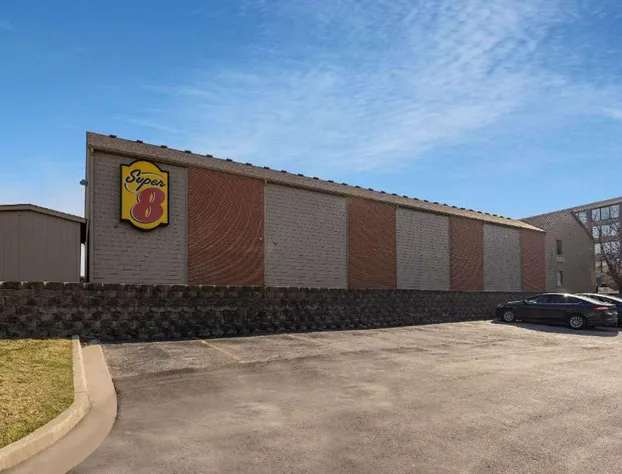 Super 8 by Wyndham Kansas City Airport North hotel detail image 2