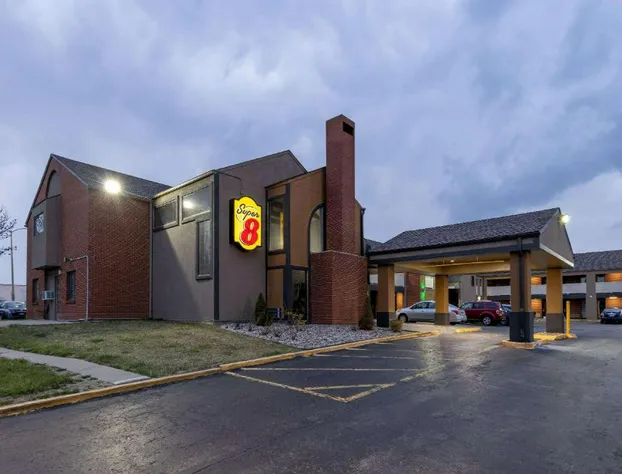 Super 8 by Wyndham Kansas City Airport North hotel detail image 1