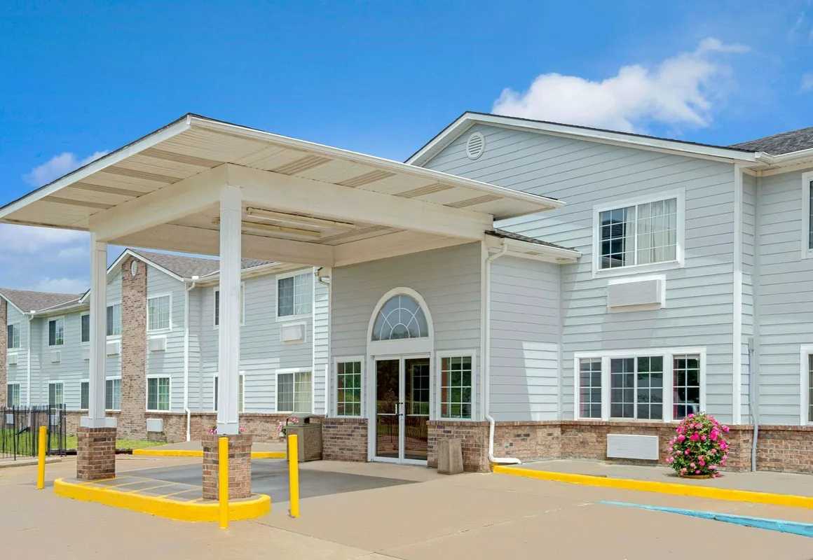 Super 8 by Wyndham Riverside/Kansas City hotel hero