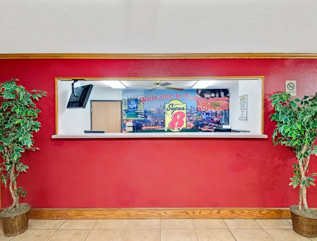 Super 8 by Wyndham Riverside/Kansas City hotel detail image 2