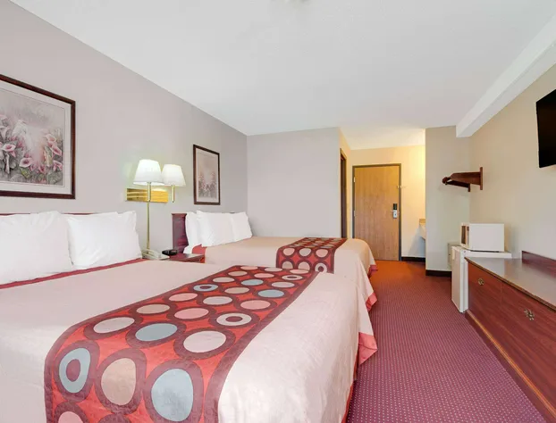 Super 8 by Wyndham Riverside/Kansas City hotel detail image 4