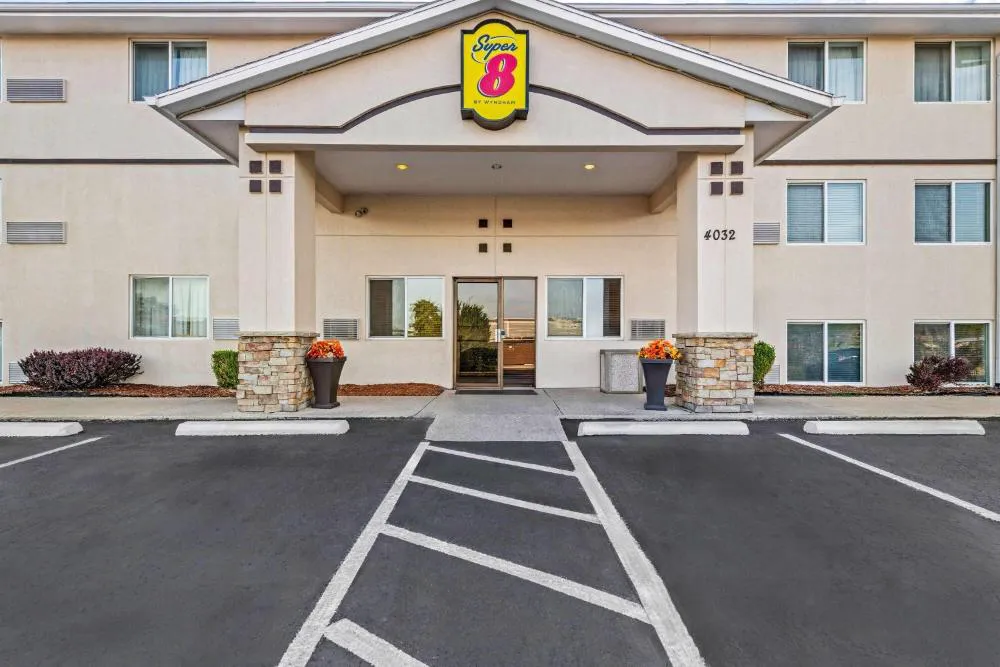 Super 8 by Wyndham Independence Kansas City hotel hero
