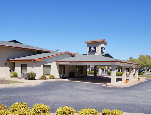 Days Inn & Suites by Wyndham Williamsburg Colonial hotel detail image 1