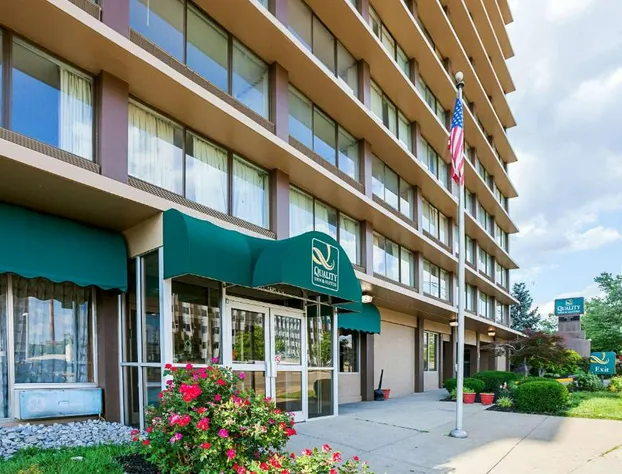 Quality Inn & Suites Cincinnati Downtown Area hotel detail image 1