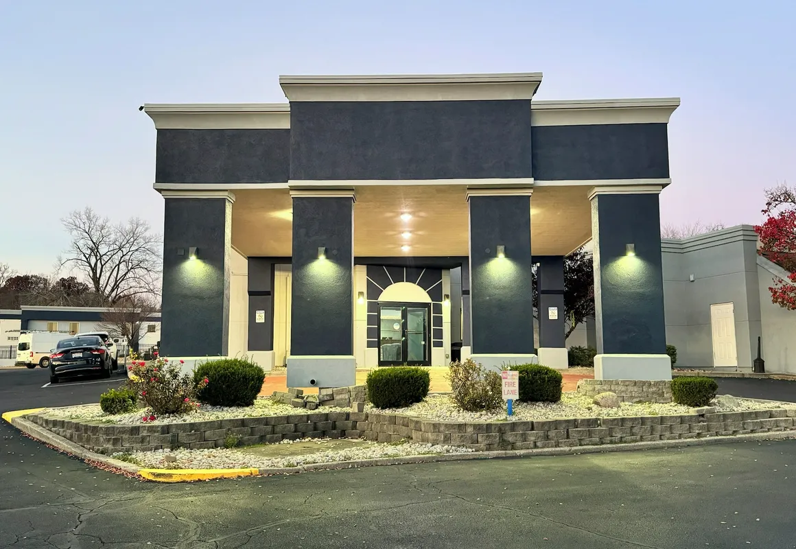 Quality Inn & Suites hotel hero