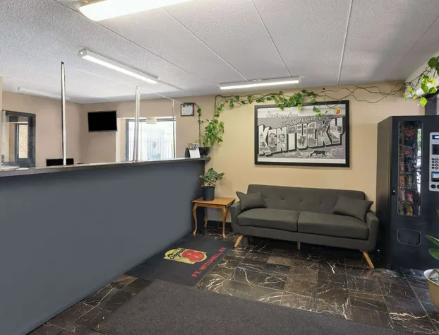 Super 8 by Wyndham Fort Mitchell Cincinnati Area hotel detail image 1