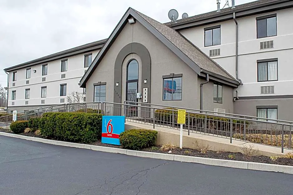 Studio Lodge Springdale Cincinnati hotel hero